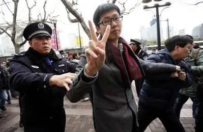 Chinese dissidents “strolling” toward democracy, online and off