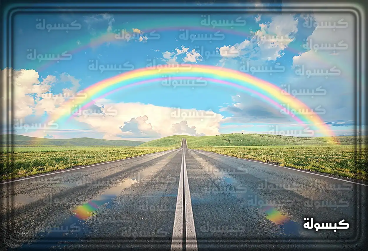 شخص يدعو الله أثناء نزول المطر وظهور قوس قزح في الأفق